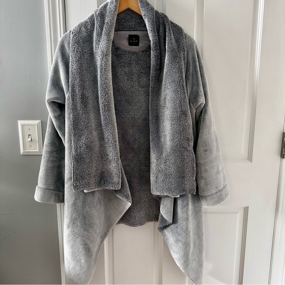 Le Chat Lingerie Ultra Soft Faux Fur Lounge Cardigan in Excellent Condition - Picture 3 of 11